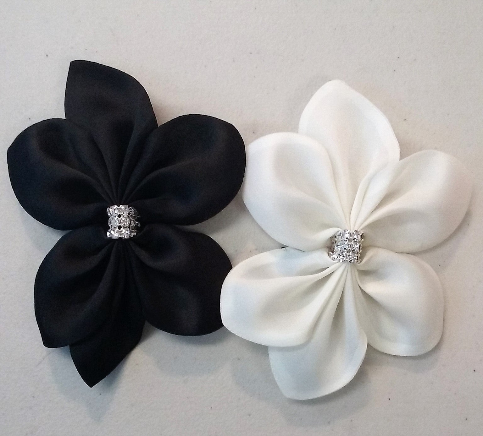 Mini Flower Pin 10 x 6 / White by Mina Mann