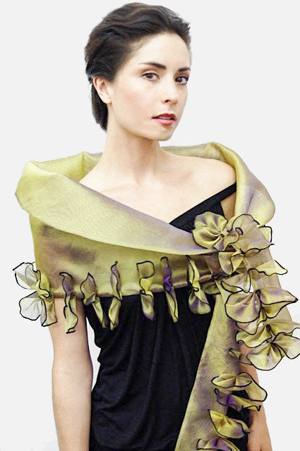 This versatile evening wrap is made of metallic silk organza and features 48 petals. The ends are narrow.